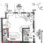 Architektonischer Grundriss mit detaillierter Aufteilung der Räume, Wände, Türen, Treppen und Maße. Beschriftungen weisen auf Eingänge, einen Personalbereich, eine Toilette und Treppenhäuser hin, mit verschiedenen Symbolen und Maßlinien.